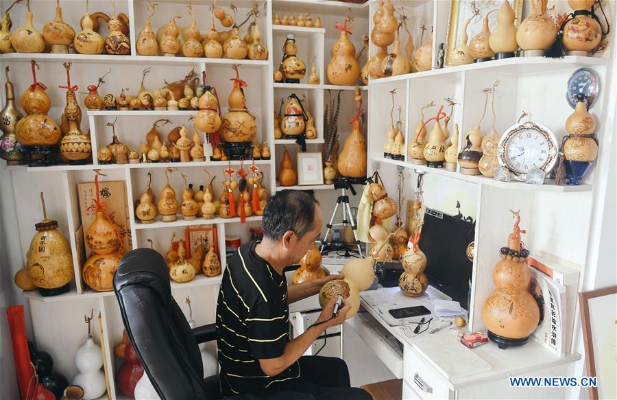 Pic story: self-taught craftsman makes over 1,000 gourd pyrography handicrafts CHINA-JILIN-CHANGCHUN-GOURD-PYROGRAPHY (CN)
