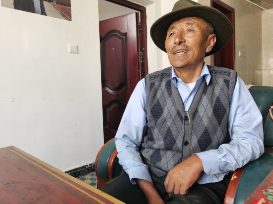 尼木县麻江乡达琼村60岁村民仁青回忆曾经捡牛粪,用煤油灯的生活(2021