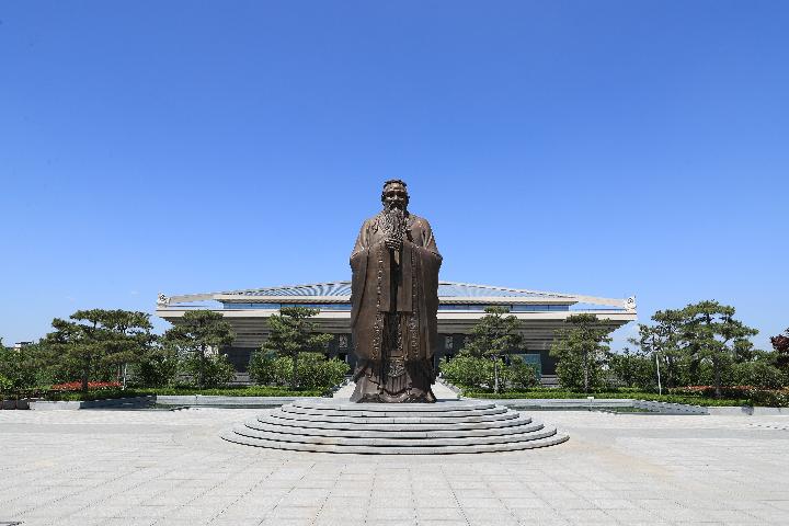 孔子博物馆外巨大的孔子塑像. 受访者供图