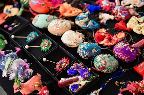 千年技艺赶新潮小香包做成大产业