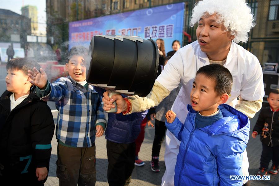Community holds activity to promote popular science among children in E China CHINA-ANHUI-HEFEI-SCIENCE CLASS (CN)