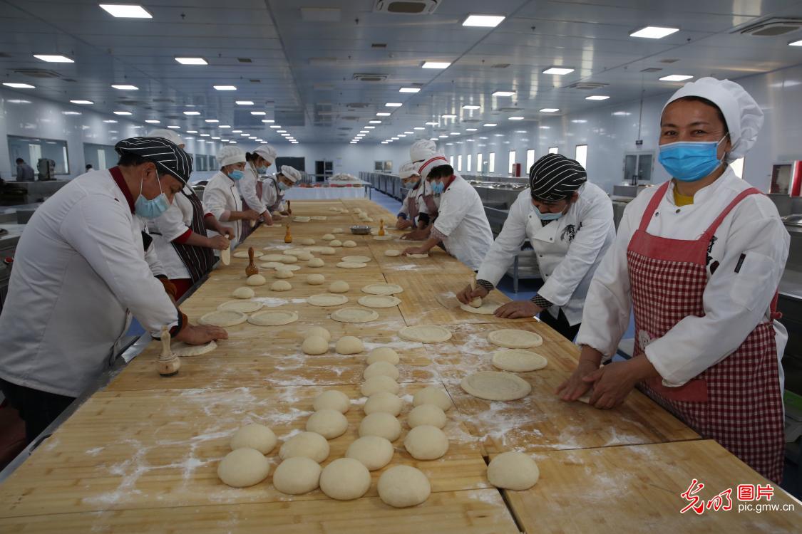 People making baked Nang in NW China's Xinjiang