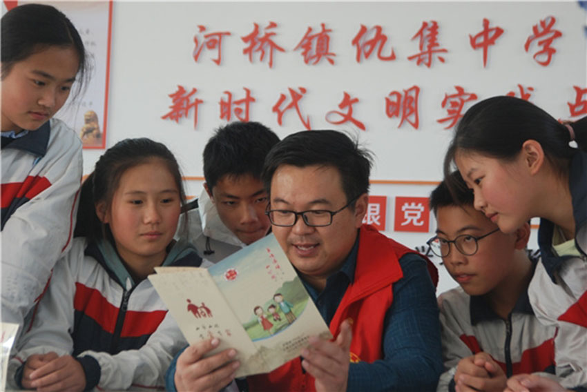 江苏省淮安市盱眙县仇集中学校长吴凯出生于1981年,2011年因为一场