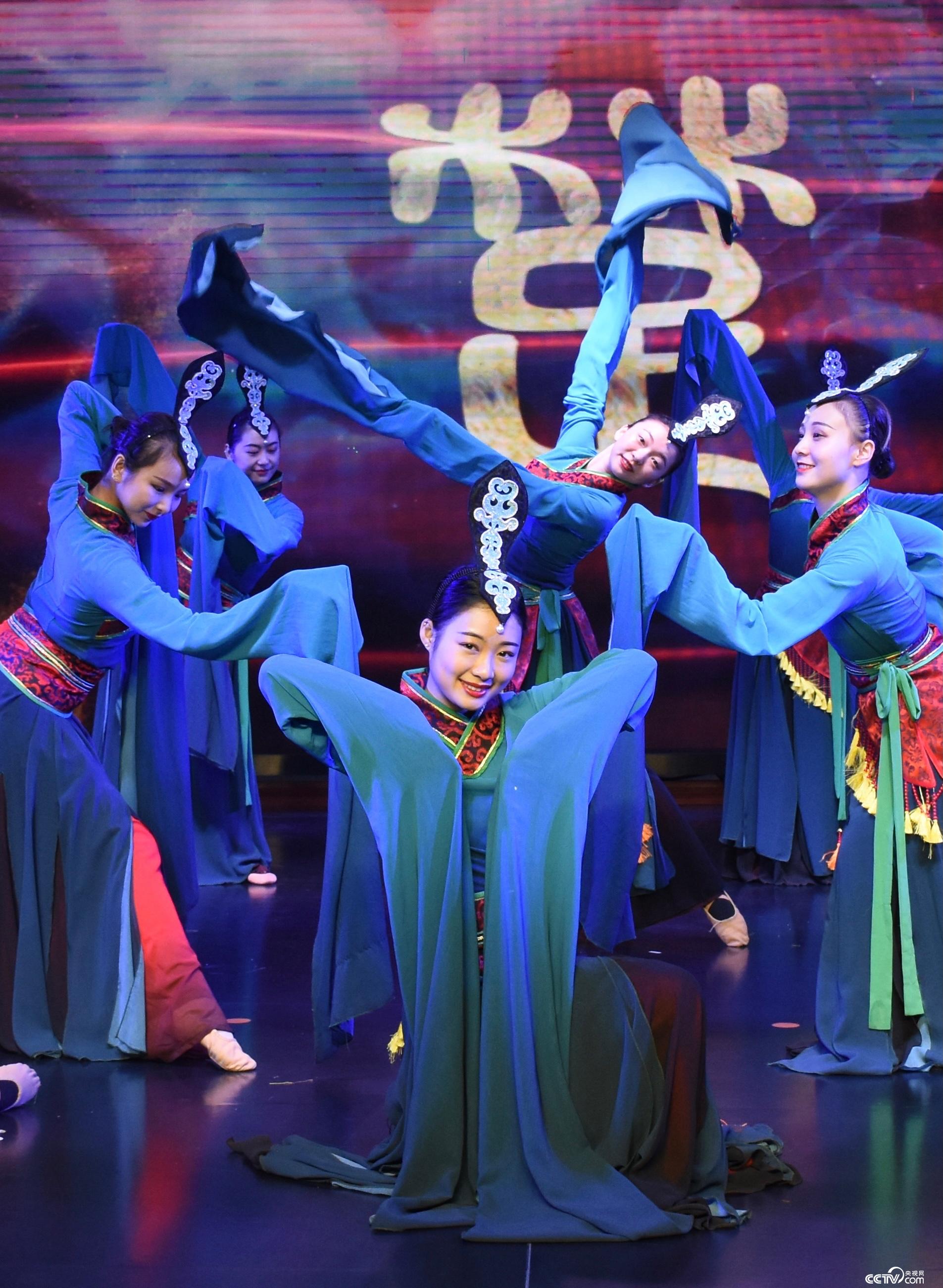 Peng Jingwen is performing “Cloud Dance,” adapted from poetry “Jiu Ge” (“Nine Songs”) by Qu Yuan, a Chu State poet during the Warring States Period (475-221 B.C.). The dance depicts the scene of worshiping the god of Cloud.