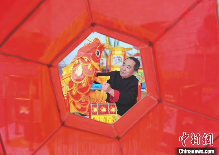 图为牛俊启整理制作好的鲤鱼灯。　张泰源 摄