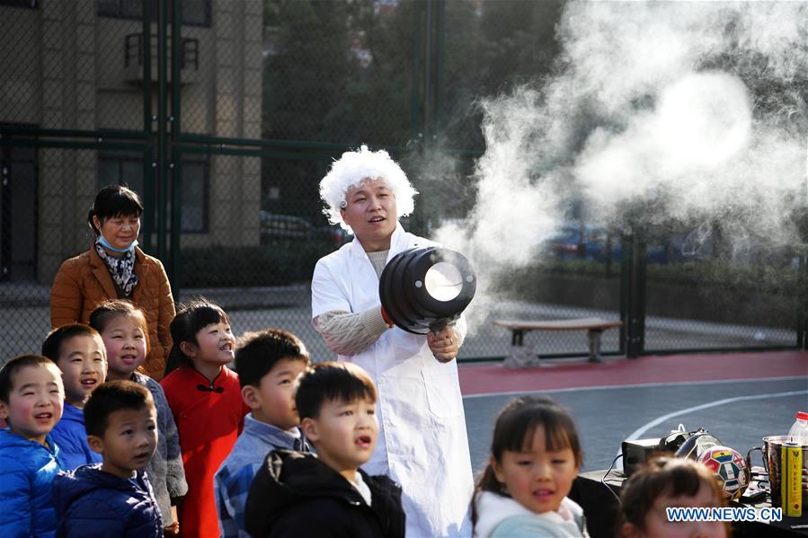 Community holds activity to promote popular science among children in E China CHINA-ANHUI-HEFEI-SCIENCE CLASS (CN)