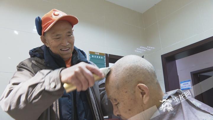 "顾师傅,剃个光头."不多一会儿,在顾大彬手上已经过了3位理发的老人.