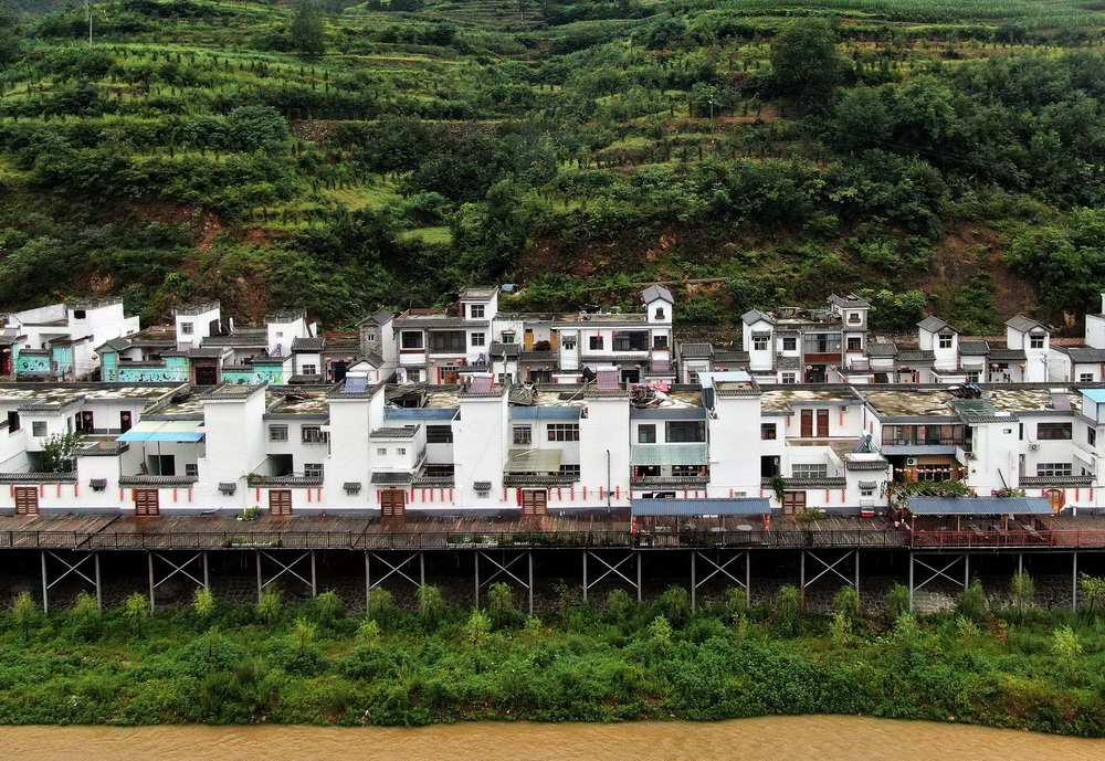 Village in central China’s Henan province shakes off poverty through developing outdoor painting industry