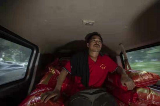 段文飞坐在货车里送货